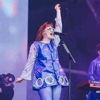 Watch CMAT cover Girls Aloud’s ‘Biology’ with Katy J Pearson in Manchester