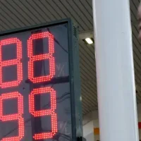 Oil prices keep rising as Trump seeks coalition to reopen Strait of Hormuz